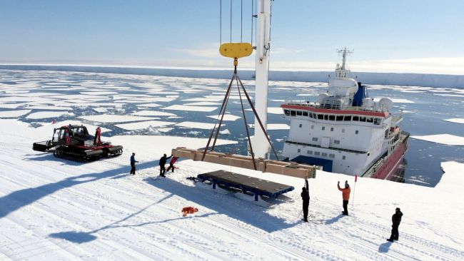 Unloading supplies at the Dronning Maud Land Coast - © International Polar Foundation