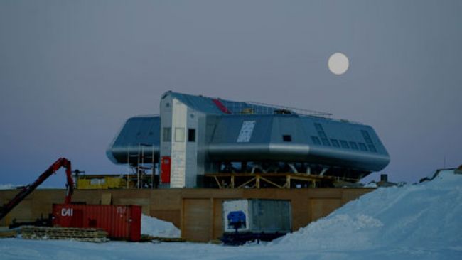 Full Moon - Copyright: International Polar Foundation - © International Polar Foundation