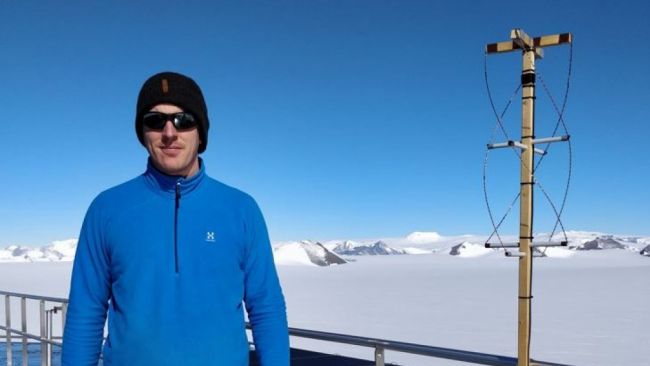 Wouter in front of the QHF antenna - © International Polar Foundation