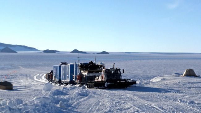 The return of the field trip convoy - © International Polar Foundation / Jos van Hemelrijck