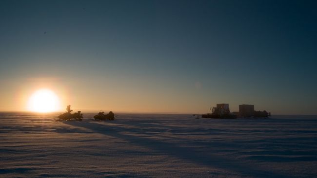 The team on their way back from the coast - © International Polar Foundation - René Robert