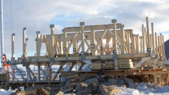 Roof beams go up - © International Polar Foundation