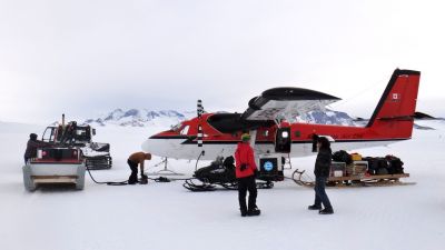 Place unloading cargo at Princess Elisabeth - © International Polar Foundation