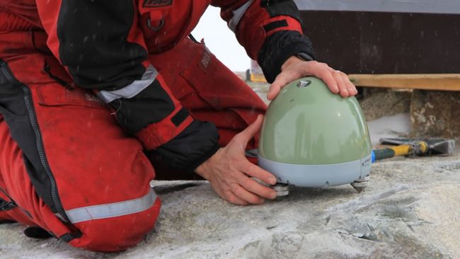 Denis Lombardi installing the seismometer - © International Polar Foundation