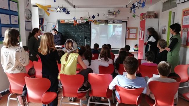 Beatriz Roncero Ramos and Henri Robert speaking to young students at the Escola Reina Elisenda Virolai in Barcelona, Spain - © Escola Reina Elisenda Virolai, International Polar Foundation