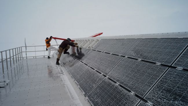 Roof-top solar pannels - © International Polar Foundation