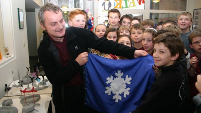 Johan Berte recieves the flag - © International Polar Foundation