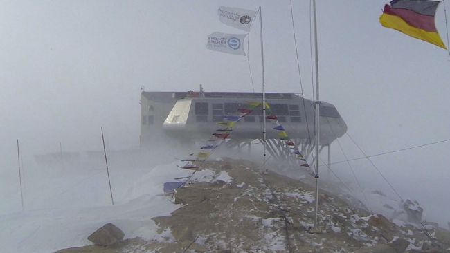 It was a snowy weekend at the Princess Elisabeth station - © Jos van Hemelrijck / International Polar Foundation