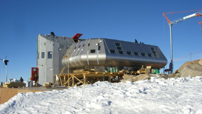 Station on ridge - Copyright: IPF / Michel de Wouters - © International Polar Foundation