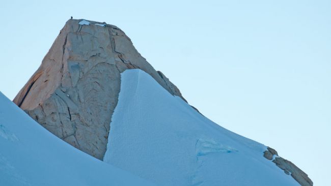 Climbing - © International Polar Foundation