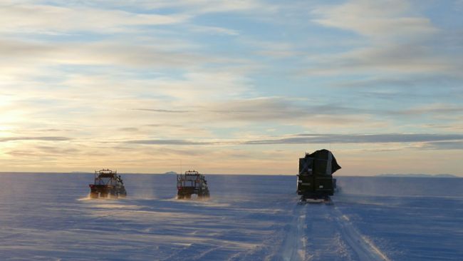 The customised Toyota Hiluxes follow a Prinoth on the journey back from the coast - © International Polar Foundation / Jos Van Hemelrijck