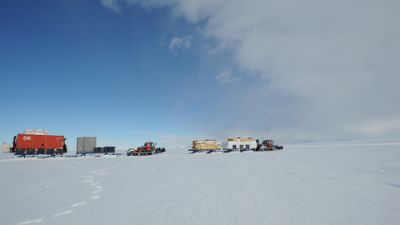 Prinoth tractors during a traverse - © International Polar Foundation