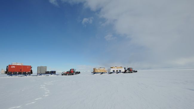 Prinoth tractors during a traverse - © International Polar Foundation