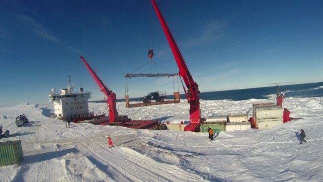 A swell picture! - © International Polar Foundation / Jos Van Hemelrijck