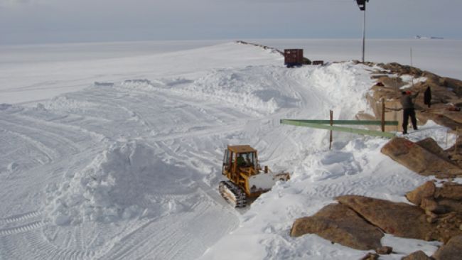 Work on the ridge - © International Polar Foundation