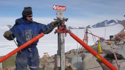 Working on the ridge - © International Polar Foundation