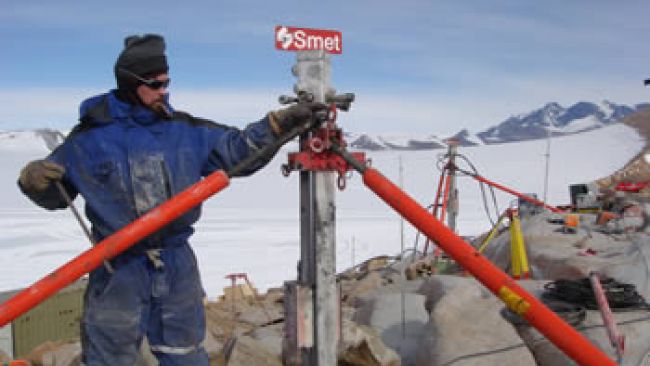 Working on the ridge - © International Polar Foundation