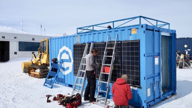 Installing solar panels on each side of the mobile container unit. - © International Polar Foundation