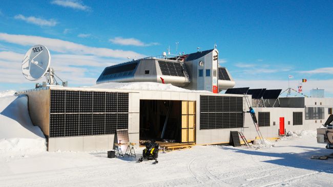 The eastern side of the new garage is now protected by a layer of stainless steel plates and equipped with extra solar panels, which produce about 10% more renewable energy for the station. This will help fill energy production gaps late in the afternoon on sunny days. - © International Polar Foundation