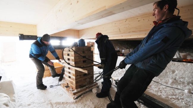 To put the original support block back into place, the team constructs a lighter, portable support block to temporarily support the annexes while metal workers do maintenance on the original support. - © International Polar Foundation