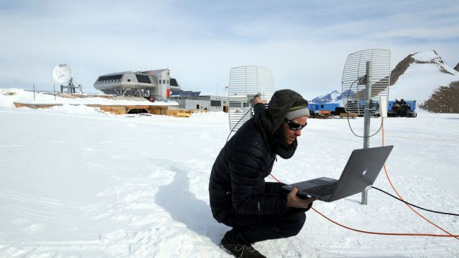 Installing the New Relay Antenna at Vesthaugen Nunatak