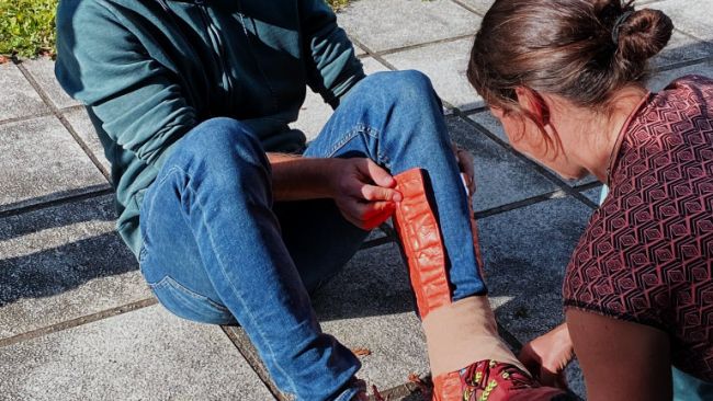 Doctor Barbara Weith showing how to immobilize an ankle following an hypothetical twist on the foot, a broken leg or a broken arm. - © International Polar Foundation