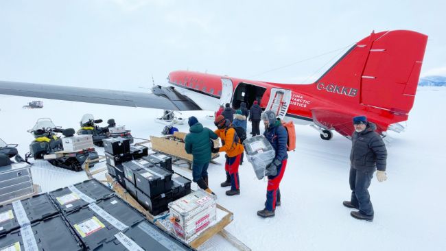 Unloading cargo from the plane carrying scientists and additional crew to PEA. - © International Polar Foundation