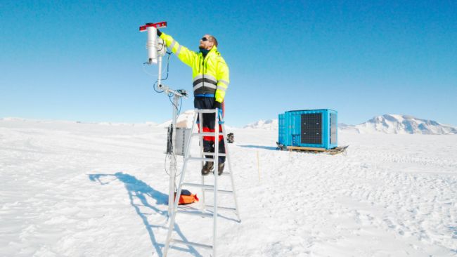 Quinten Vanhellemont from the Royal Belgian Institute of Natural Sciences calibrates a HYPSTAR instrument, which analyses the light reflectance on snow and ice for the Horizon 2020 HYPERNETS project. - © International Polar Foundation