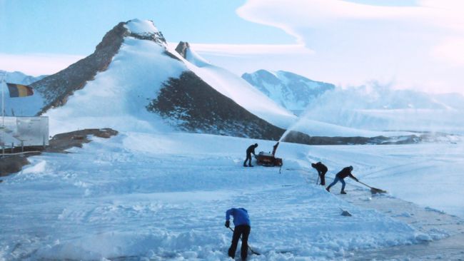 Removing snow accumulation after several weeks of bad weather often takes the strength of a few people for a couple of days.png - © International Polar Foundation