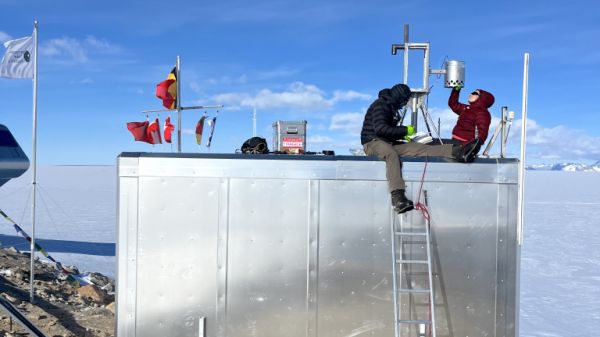 Sarah Wauthy (ULB) and fiend guide Sebastien Corret colelct tubes from the Volatile Organic Compound (VOC) auto sampler installed on the PEA’s south scientific shelter for Ghent University as part of the PASPARTOUT project. - &copy; International Polar Foundation / Sarah Wauthy ULB