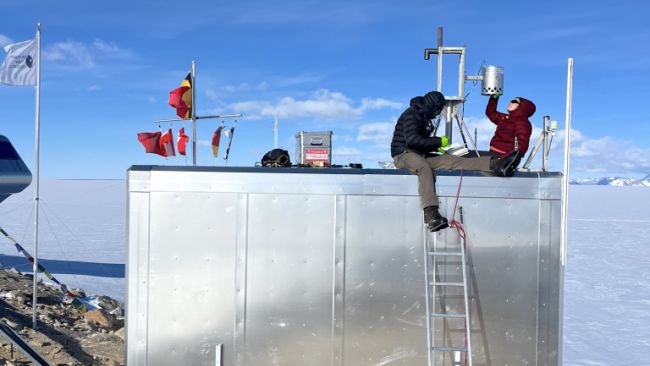Sarah Wauthy (ULB) and fiend guide Sebastien Corret colelct tubes from the Volatile Organic Compound (VOC) auto sampler installed on the PEA’s south scientific shelter for Ghent University as part of the PASPARTOUT project. - &copy; International Polar Foundation / Sarah Wauthy ULB