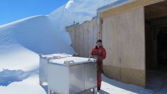 Bobby is preparing the tanks for the trip to the coast. - © International Polar Foundation