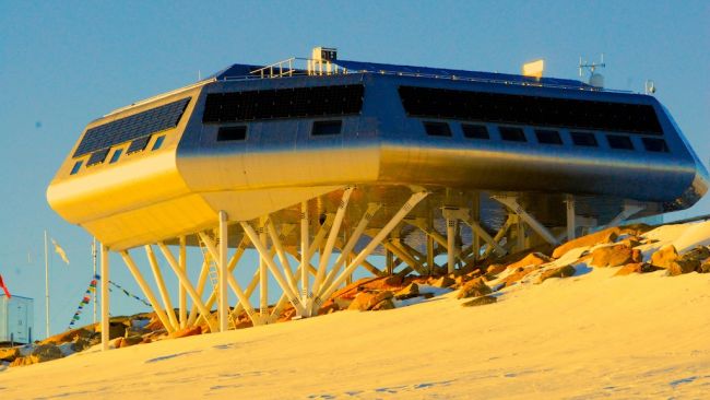 Princess Elisabeth glowing in the 2am sun. - © International Polar Foundation