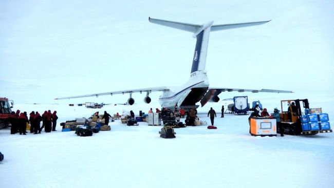 Arrival at Novolazarevskaya station. Time to unload the gear. - © International Polar Foundation - Alain Hubert