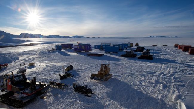 The station and its surroundings are buzzing with activity! Scientists have arrived and we are getting ready to support them in the field. - © International Polar Foundation / Alain Hubert