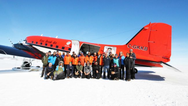A group picture of the departure of the Venturi team along with IPF team members and the arrival of the new doctor, plumber, and ANTSIE scientific team coming to study snow petrels around the station. - © International Polar Foundation