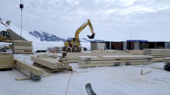 A view on the construction site after unloading the beams brought by the cargo ship. - © International Polar Foundation / Alain Hubert