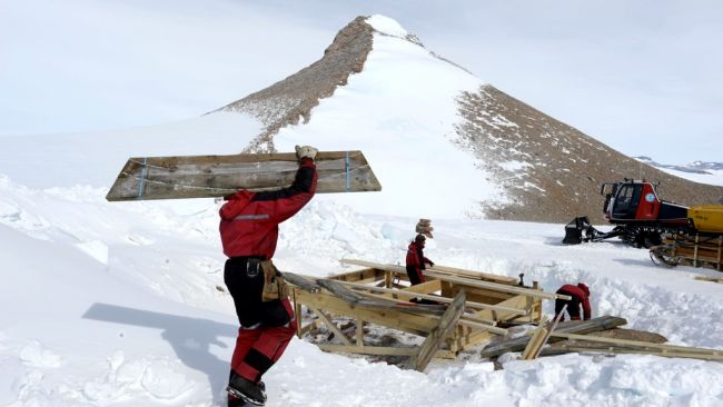 Alain Hubert is bringing wood to the construction site, which was selected last year. - © International Polar Foundation / Jos Van Hemelrijck