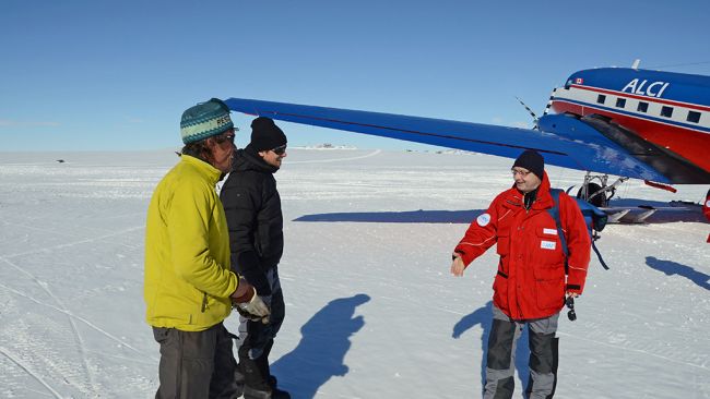 Alain Hubert and Graeme Eagles welcoming guests. - © International Polar Foundation / Jos Van Hemelrijck