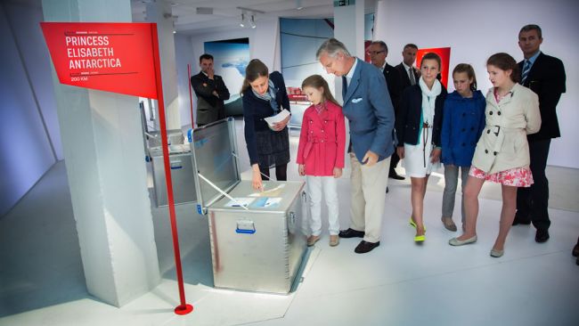 Their Royal Highnesses learn about the Antarctic icecap at Inside the Station - © International Polar Foundation/Dieter Telemans