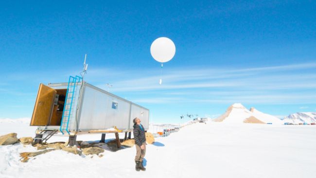 Engineer Johnny Galens releases a radio sounder attached to a helium balloon to provide data for the BELSPO-funded ACME project lead by Alexander Mangold from the Royal Meteorological Institute of Belgium. - © International Polar Foundation