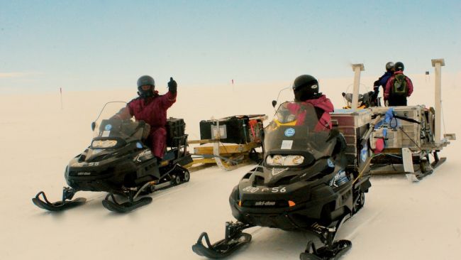 Departure with 5 people and skidoos to the nunatak 32km away identified during the survey. - © International Polar Foundation