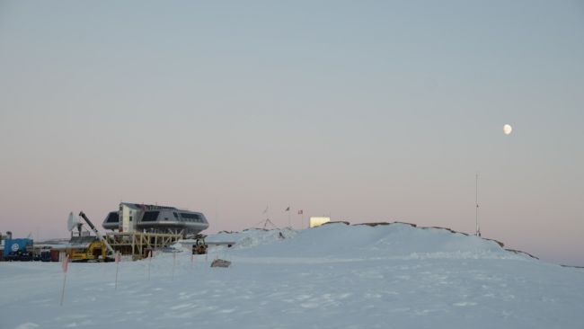 With only a month before the end of the austral summer, the sun moves lower and lower over the horizon with each passing day, and the sky takes on a purple hue. - © International Polar Foundation / Alain Hubert