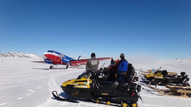 PEA team getting ready to offload the Basler DC-3 at Utsteinen airstrip - © IPF