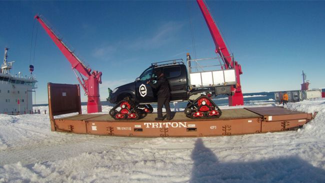 Chief mechanic Kristof Soete checking the engine ... and hearing a satisfactory roar. - © International Polar Foundation