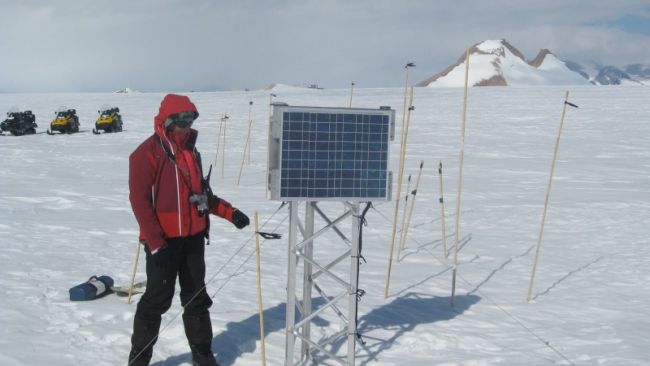 Unmanned magnetometer at Utsteinen, Princess Elisabeth Antarctica, part of the joint JARE-PEA program - © Alexander Mangold