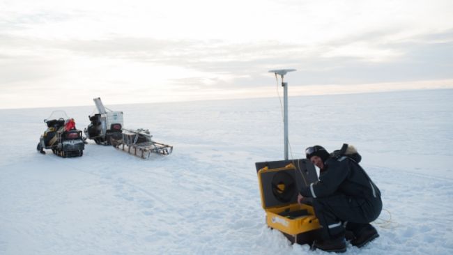 Glaciologist Reinhard Drews installing a GPS station on the Roi Baudoin ice shelf - © International Polar Foundation