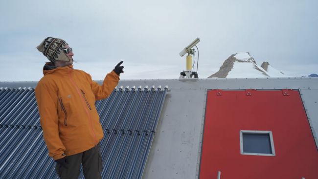 The sunphotometer atop the Princess Elisabeth Station - © International Polar Foundation