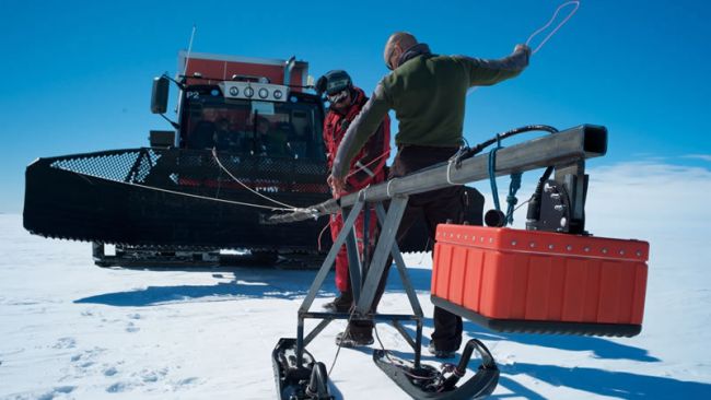 Installing the BELISSIMA radar - © International Polar Foundation