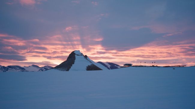 First goodbyes at Princess Elisabeth Antarctica